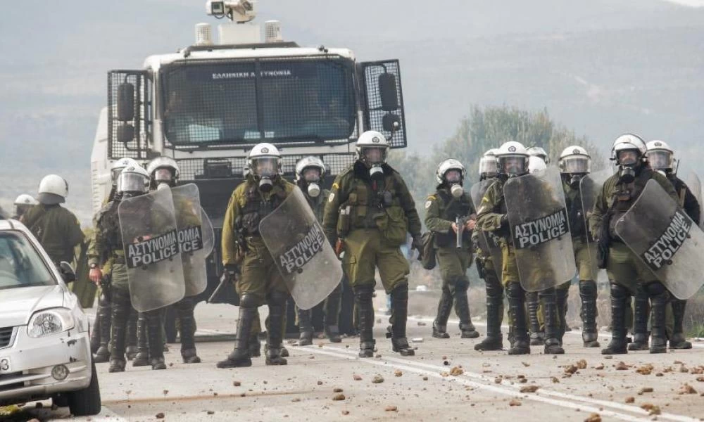 Βίντεο ντοκουμέντο με άνδρες τον ΜΑΤ να βανδαλίζουν αυτοκίνητα κατοίκων